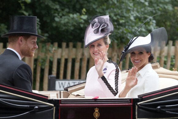 Le prince Harry, la comtesse Sophie de Wessex et Meghan Markle, duchesse de Sussex - La famille royale d'Angleterre à son arrivée à Ascot pour les courses hippiques. Le 19 juin 2018