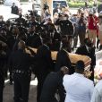 Le cercueil de George Floyd arrive à l'église Fountain of Praise Church dans la banlieue de Houston le 9 juin 2020 pour un service funéraire privé suivi de l'enterrement à Pearland