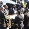 Le cercueil de George Floyd arrive à l'église Fountain of Praise Church dans la banlieue de Houston le 9 juin 2020 pour un service funéraire privé suivi de l'enterrement à Pearland.