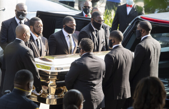 Le cercueil de George Floyd arrive à l'église Fountain of Praise Church dans la banlieue de Houston le 9 juin 2020 pour un service funéraire privé suivi de l'enterrement à Pearland.
