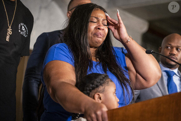Roxie Washington, la mère la fille de 6 ans de George Floyd, Gianna Floyd, craque lors d'une conférence de presse à la mairie de Minneapolis le 2 juin 2020 (Leila Navidi/Minneapolis Star Tribune/TNS)