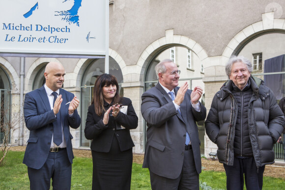 Nicolas Perruchot, Geneviève Delpech, Maurice Leroy et Michel Pelay, le compositeur de la chanson "Le Loir et Cher" - Inauguration de l'espace Michel-Delpech à Blois. Le 1er février 2018.