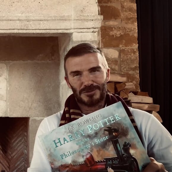 David Beckham lit le onzième chapitre de Harry Potter et la pierre philosophale, pour Harry Potter at Home pendant l'épidémie de Coronavirus (Covid-19).