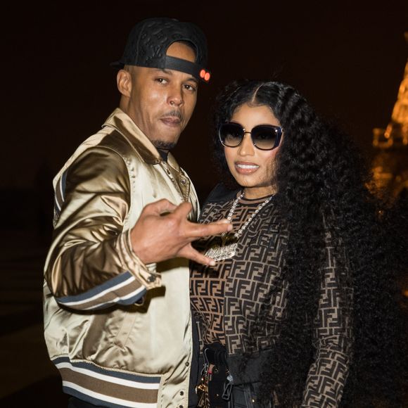 Exclusif - Nicki Minaj et son nouveau compagnon Kenneth "Zoo" Petty quittent l'hôtel Royal Monceau et vont poser en photo devant la tour Eiffel à Paris le 8 mars 2019