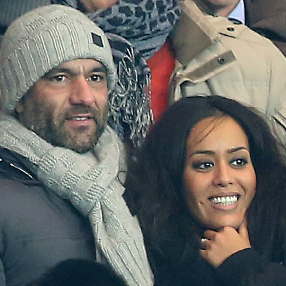 Exclusif - Amel Bent et son compagnon Patrick Antonelli assistent au match de Ligue des Champions PSG - Olympiakos Le Pirée au Parc des Princes à Paris le 27 novembre 2013.