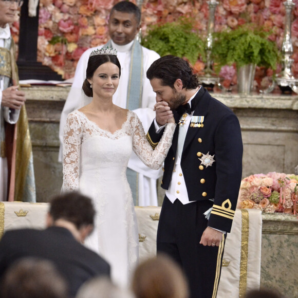 Le prince Carl Philip de Suède et Sofia Hellqvist lors de la cérémonie religieuse de leur mariage à la chapelle du palais royal à Stockholm le 13 juin 2015.