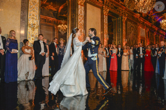 Le prince Carl Philip de Suède et Sofia Hellqvist lors de leur première danse pendant leur mariage au palais royal à Stockholm le 13 juin 2015.