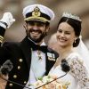 Le prince Carl Philip et sa femme Sofia Hellqvist au balcon du palais royal à la fin de la cérémonie de mariage à Stockholm, le 13 juin 2015.