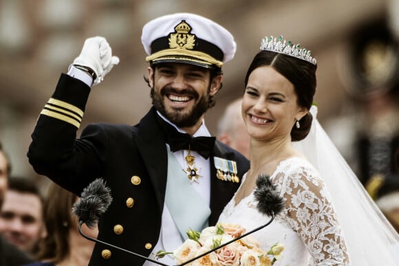 Le prince Carl Philip et sa femme Sofia Hellqvist au balcon du palais royal à la fin de la cérémonie de mariage à Stockholm, le 13 juin 2015.