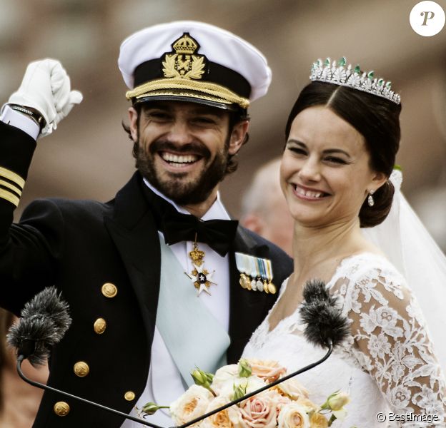 Le prince Carl Philip et sa femme Sofia Hellqvist au balcon du palais royal à la fin de la cérémonie de mariage à Stockholm, le 13 juin 2015.
