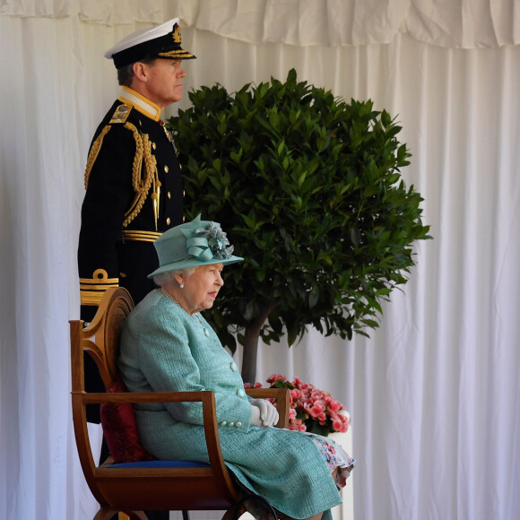 La reine Elisabeth II d'Angleterre assiste à une cérémonie militaire célébrant son anniversaire au château de Windsor dans le Bershire, le 13 juin 2020.