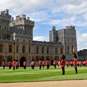 La reine Elisabeth II d'Angleterre assiste à une cérémonie militaire célébrant son anniversaire au château de Windsor dans le Bershire, le 13 juin 2020.