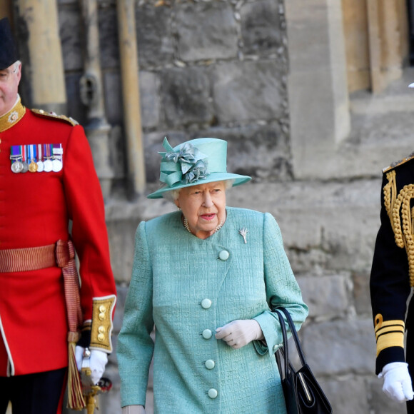 La reine Elisabeth II d'Angleterre assiste à une cérémonie militaire célébrant son anniversaire au château de Windsor dans le Bershire, le 13 juin 2020.