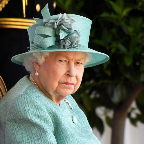 La reine Elisabeth II d'Angleterre assiste à une cérémonie militaire célébrant son anniversaire au château de Windsor dans le Bershire, le 13 juin 2020.