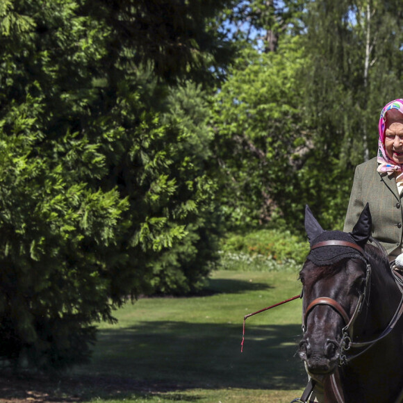 La reine Elisabeth II fait une balade à cheval dans le parc du château de Windsor le 31 mai 2020.
