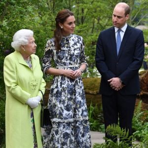 La reine Elisabeth II d'Angleterre, le prince William, duc de Cambridge, et Catherine (Kate) Middleton, duchesse de Cambridge, en visite au "Chelsea Flower Show 2019" à Londres, le 20 mai 2019.