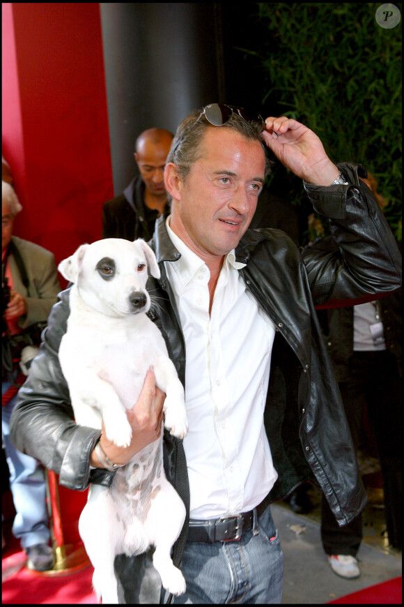 Archives - Christophe Dechavanne et son chien Adeck lors de la conférence de presse de rentrée de TF1 à l'Olympia à Paris, le 29 août 2007. © Frédéric Piau/Bestimage