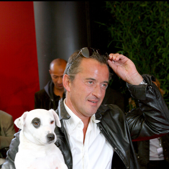 Archives - Christophe Dechavanne et son chien Adeck lors de la conférence de presse de rentrée de TF1 à l'Olympia à Paris, le 29 août 2007. © Frédéric Piau/Bestimage