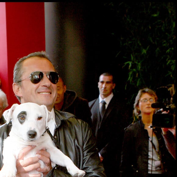 Archives - Christophe Dechavanne et son chien Adeck lors de la conférence de presse de rentrée de TF1 à l'Olympia à Paris, le 29 août 2007. © Frédéric Piau/Bestimage