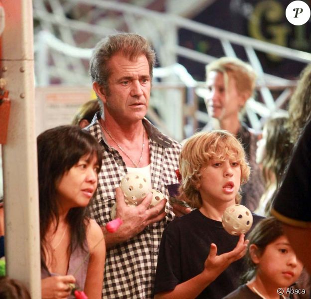 mel gibson et son jeune fils adam sandler en famille c est la fiesta purepeople