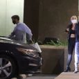 Exclusif - Lady Gaga et son nouveau compagnon Michael Polansky quittent un restaurant à Malibu le 16 juin 2020. Une femme s'approche d'elle, Gaga enlève sa veste en cuir et la lui offre.