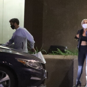 Exclusif - Lady Gaga et son nouveau compagnon Michael Polansky quittent un restaurant à Malibu le 16 juin 2020. Une femme s'approche d'elle, Gaga enlève sa veste en cuir et la lui offre.