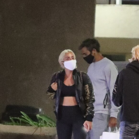 Exclusif - Lady Gaga et son nouveau compagnon Michael Polansky quittent un restaurant à Malibu le 16 juin 2020. Une femme s'approche d'elle, Gaga enlève sa veste en cuir et la lui offre.