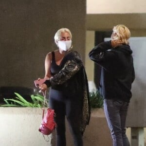 Exclusif - Lady Gaga et son nouveau compagnon Michael Polansky quittent un restaurant à Malibu le 16 juin 2020. Une femme s'approche d'elle, Gaga enlève sa veste en cuir et la lui offre.