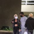 Exclusif - Lady Gaga et son nouveau compagnon Michael Polansky quittent un restaurant à Malibu le 16 juin 2020. Une femme s'approche d'elle, Gaga enlève sa veste en cuir et la lui offre.