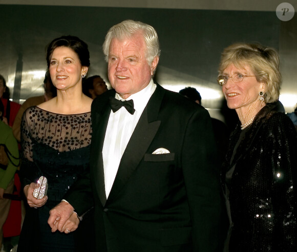 Rétro - Décès de Jean Kennedy Smith - Le sénateur des États-Unis Ted Kennedy (démocrate du Massachusetts), centre, arrive pour le Kennedy Center Honors taping avec sa femme, Victoria, gauche, et sa soeur, Jean Kennedy Smith, droite, au John F. Kennedy Center for the Performing Arts à Washington, D.C. le 4 décembre 2005