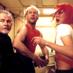 Bruce Willis, Ian Holm et Milla Jovovich dans le film "Le cinquième élément". 1997.