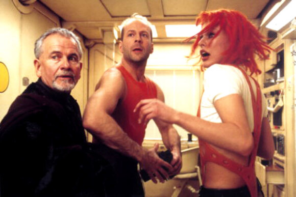 Bruce Willis, Ian Holm et Milla Jovovich dans le film "Le cinquième élément". 1997.