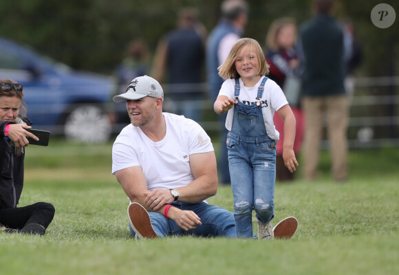 Mike Tindall et sa fille Mia - M.Tindall joue dans l'herbe avec ses adorables filles Mia, cinq ans, et Lena, un an, alors que sa femme Zara participe à la compétition Land Rover Burghley Horse Trials. Stamford, le 7 septembre 2019.