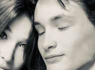 Carla Bruni-Sarkozy célèbre son fils Aurélien, torse nu et musclé