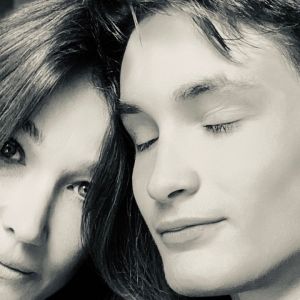 Carla Bruni-Sarkozy a fêté les 19 ans de son fils Aurélien sur Instagram le 20 juin 2020, en partageant plusieurs photos de lui à différents âges.