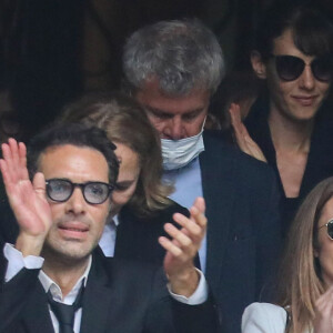 Nicolas Bedos, Joëlle Bercot (femme de Guy Bedos), Victoria Bedos, Doria Tillier - Sorties - Hommage à Guy Bedos en l'église de Saint-Germain-des-Prés à Paris le 4 juin 2020.