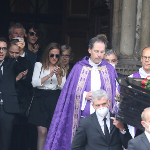 Nicolas Bedos, Joëlle Bercot (femme de Guy Bedos), Victoria Bedos, Doria Tillier - Sorties - Hommage à Guy Bedos en l'église de Saint-Germain-des-Prés à Paris le 4 juin 2020.