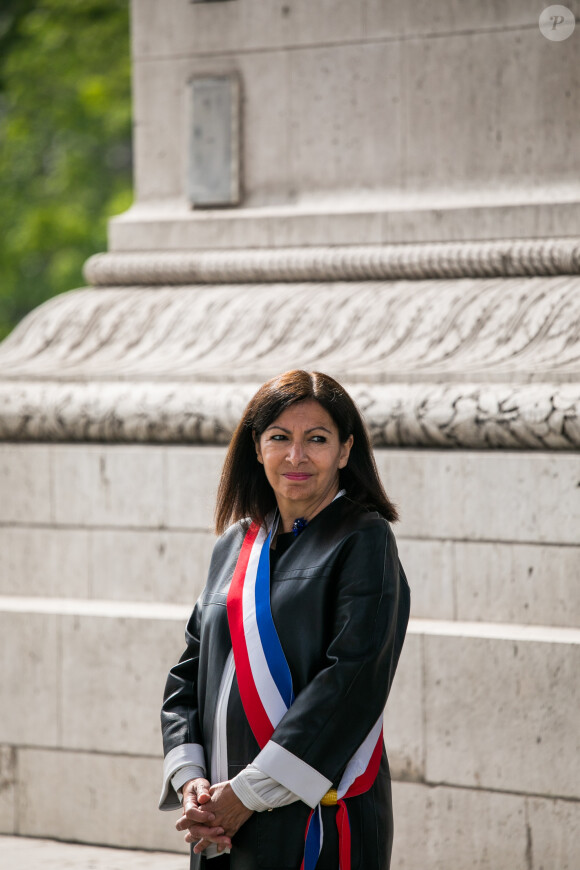 Anne Hidalgo (maire de Paris) lors de la commémoration du 75ème anniversaire de la victoire du 8 mai 1945 devant la tombe su soldat inconnu aux pieds de l'Arc de Triomphe à Paris, le 8 mai 2020. © Romain Gaillard/Pool/Bestimage