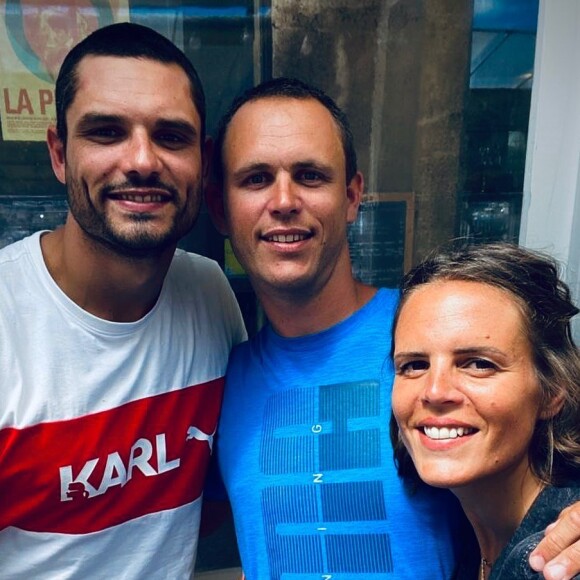 Laure Manaudou pose avec ses frères, à Marseille, le 22 juin 2020.