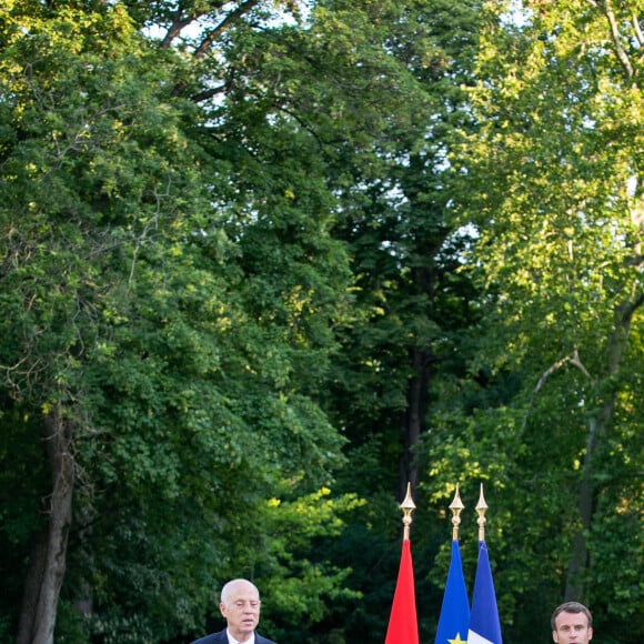 Kaïs Saïed, président de la Tunisie et Le président Emmanuel Macron - Conférence de presse du président de la République française et du président de la République de Tunisie dans le jardin du palais de l'Elysée à Paris le 22 juin 2020. © Romain Gaillard / Pool / Bestimage