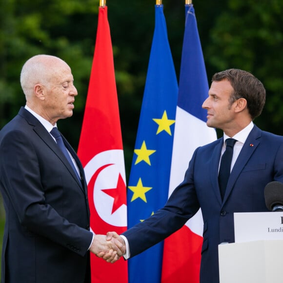 Kaïs Saïed, président de la Tunisie et Le président Emmanuel Macron - Conférence de presse du président de la République française et du président de la République de Tunisie dans le jardin du palais de l'Elysée à Paris le 22 juin 2020. © Romain Gaillard / Pool / Bestimage