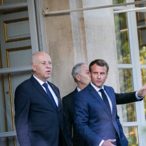 Kaïs Saïed, président de la Tunisie et Le président Emmanuel Macron - Conférence de presse du président de la République française et du président de la République de Tunisie dans le jardin du palais de l'Elysée à Paris le 22 juin 2020. © Romain Gaillard / Pool / Bestimage