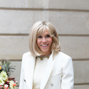 Brigitte Macron - Le président de la République lors de la remise du muguet par des représentants de la filière horticole et le président du marché de Rungis au palais de l'Elysée à Paris le 1er mai 2020. © Jacques Witt / Pool / Bestimage