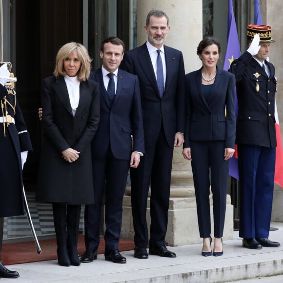 La première dame Brigitte Macron, le président Emmanuel Macron, le roi Felipe VI d'Espagne, La reine Letizia d'Espagne - Le roi et la reine d'Espagne arrivent au palais de l'Elysée à Paris pour un déjeuner avant la cérémonie à l'occasion de la première journée nationale d'hommage aux victimes du terrorisme le 11 mars 2020. © Stéphane Lemouton / Bestimage