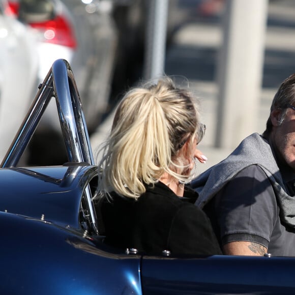 Le prince Emmanuel-Philibert de Savoie et Laeticia Hallyday - Le prince Emmanuel-Philibert de Savoie est au volant de la voiture "Shelby Cobra" sport de Johnny avec Laeticia Hallyday direction le restaurant SoHo House de Malibu en famille à Los Angeles, le 3 novembre 2019.