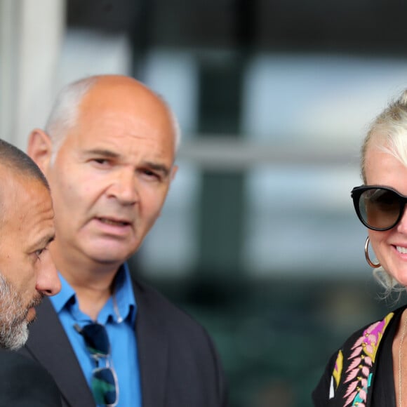 Laeticia Hallyday et ses filles Jade et Joy arrivent, avec des masques de protection contre l'épidémie de coronavirus (Covid-19), à l'aéroport de Paris-Charles-de-Gaulle à Roissy-en-France, France, le 18 juin 2020.