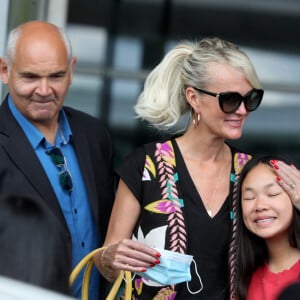 Laeticia Hallyday et ses filles Jade et Joy arrivent, avec des masques de protection contre l'épidémie de coronavirus (Covid-19), à l'aéroport de Paris-Charles-de-Gaulle à Roissy-en-France, France, le 18 juin 2020.