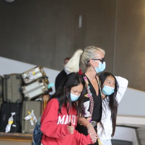 Laeticia Hallyday et ses filles Jade et Joy arrivent, avec des masques de protection contre l'épidémie de coronavirus (Covid-19), à l'aéroport de Paris-Charles-de-Gaulle à Roissy-en-France, France, le 18 juin 2020.