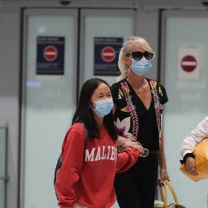 Laeticia Hallyday et ses filles Jade et Joy arrivent, avec des masques de protection contre l'épidémie de coronavirus (Covid-19), à l'aéroport de Paris-Charles-de-Gaulle à Roissy-en-France, France, le 18 juin 2020.