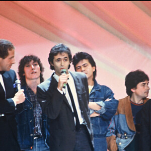 Jean-Jacques Goldman, Michael Jones, Claude Le Péron (derrière JGG) aux Victoires de la Musique en 1987 à Paris